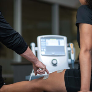 Aplicación de electroterapia en fisioterapia de rodilla