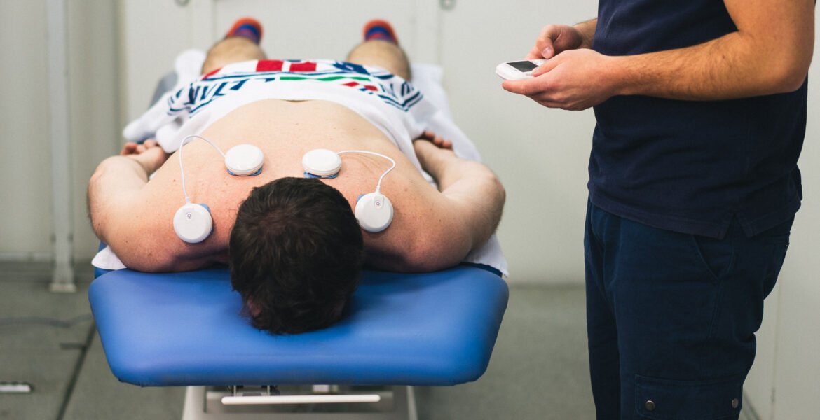 Equipo de fisioterapia en uso con paciente y profesional en clínica