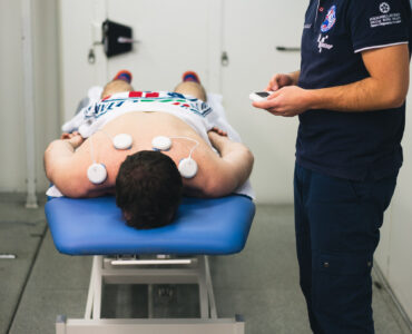 Equipo de fisioterapia en uso con paciente y profesional en clínica