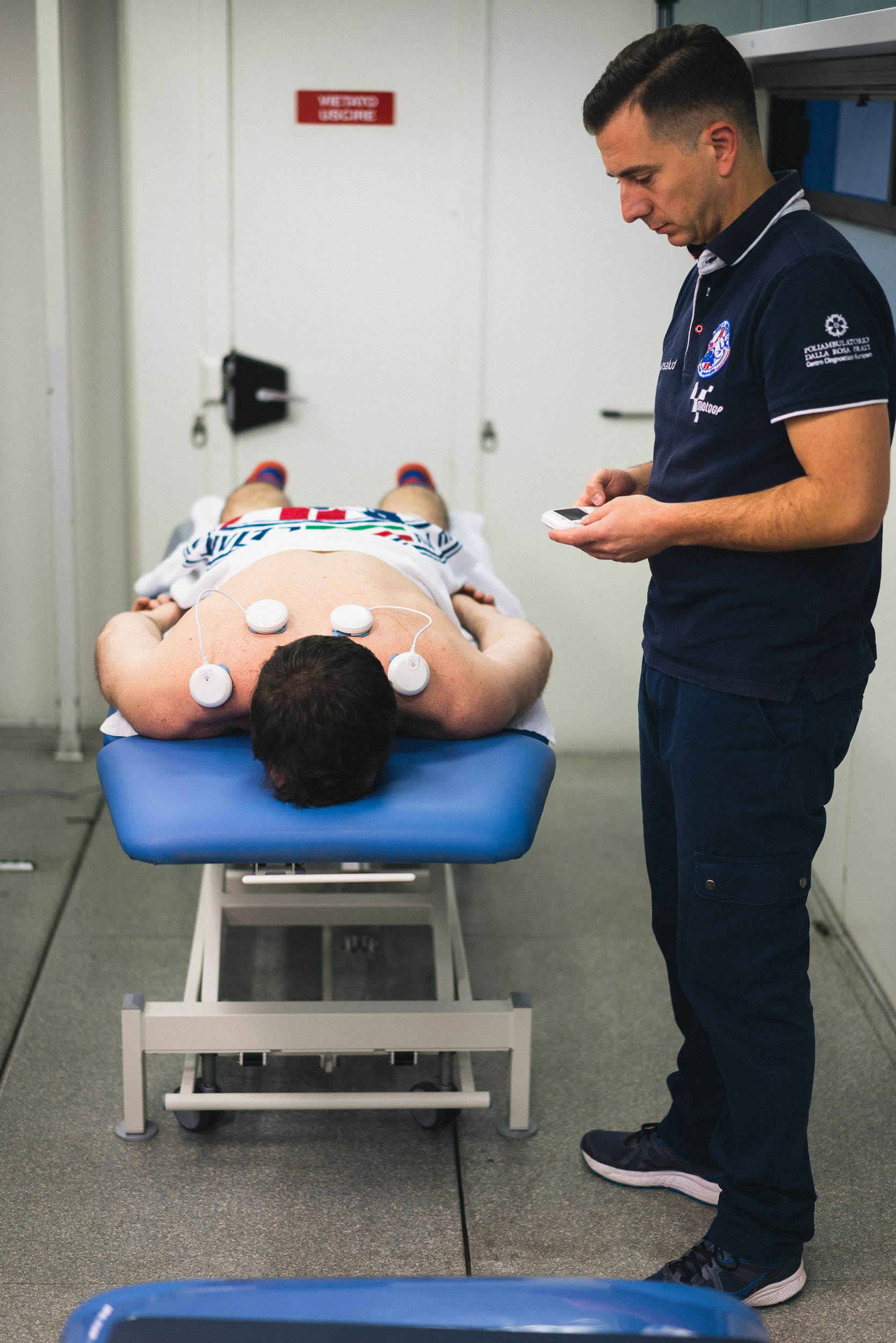 Equipo de fisioterapia en uso con paciente y profesional en clínica